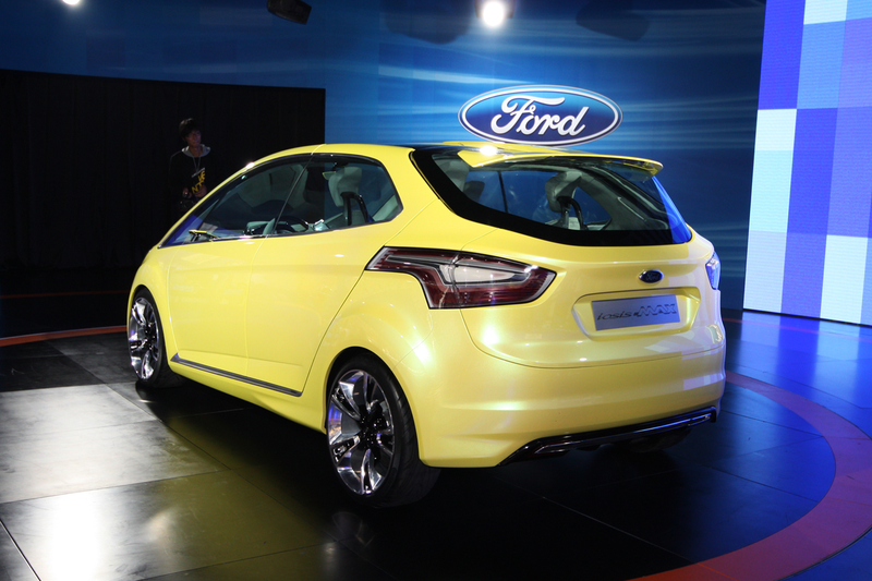 Illustration for article titled 2009 Ford Fiesta Gets Cirque Du Soleil'd In Shanghai
